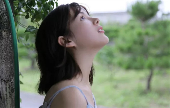 紧致精华乳和bb霜哪个先用，当然先用紧致精华乳啦