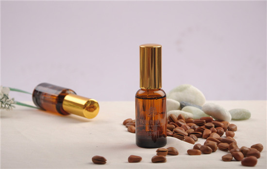 美容液和精油哪个先用，需要根据使用的美容液决定哟