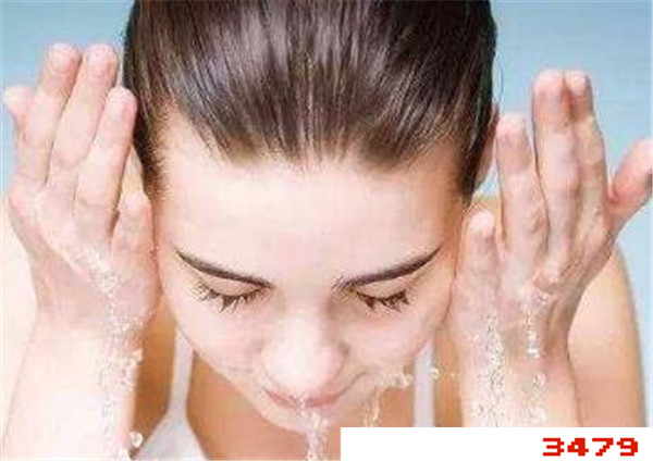 早上不洗脸可以直接擦护肤品吗，早上不洗脸直接涂水乳可以吗