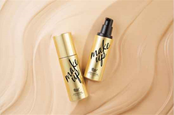 季泉宝石粉底液，奢润无瑕，打造高级缎光妆效