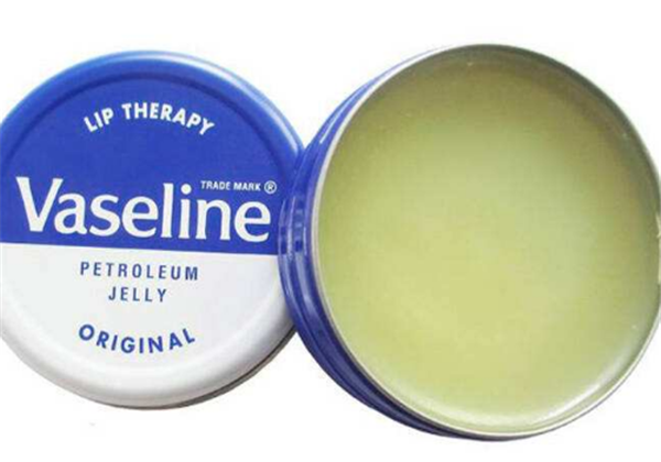 凡士林能当眼影用吗， 能涂指甲上吗