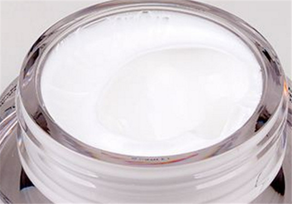 素颜霜什么成分能补水保湿，浮粉怎么办