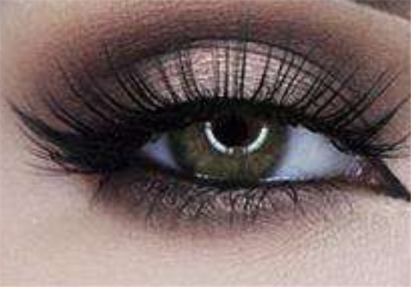 浅色系美瞳适合日常吗，可以用水泡吗