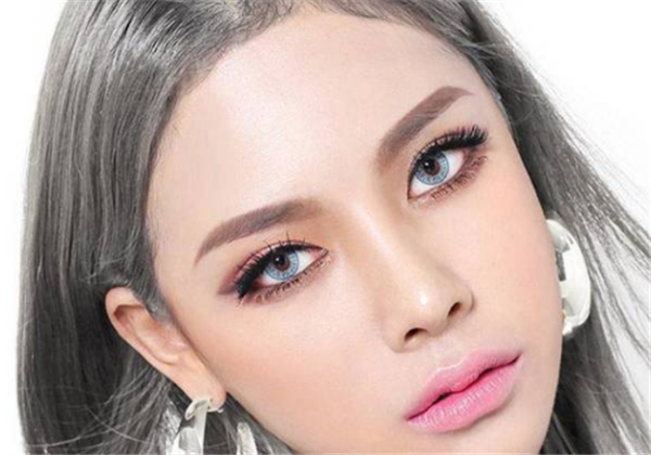 蓝色美瞳涂什么口红好看，​蓝色美瞳有哪些牌子好