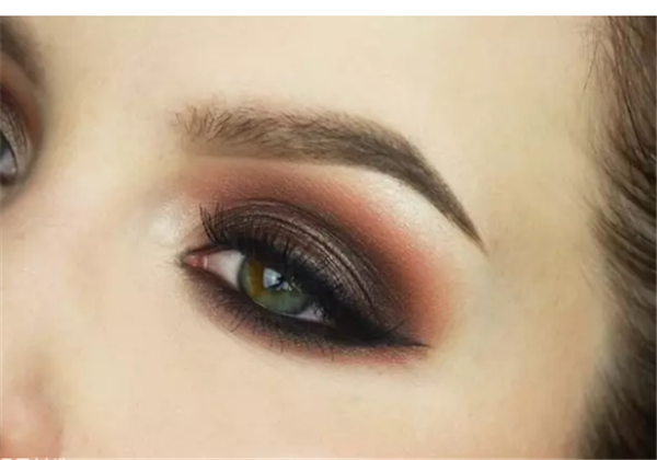 绿色美瞳适合什么眼影，​绿色美瞳适合画什么妆