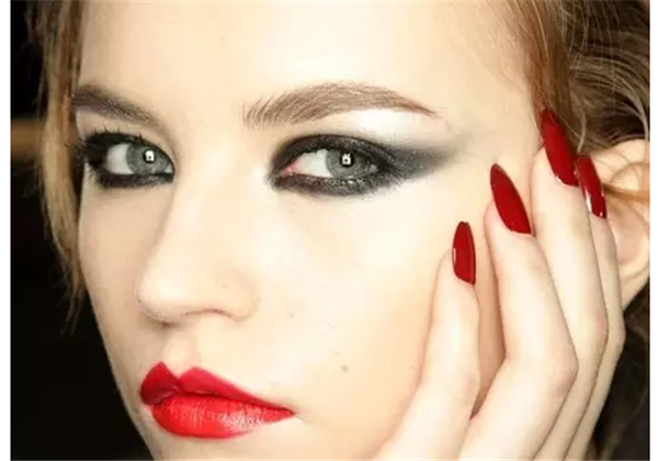 灰色美瞳适合什么口红​，灰色美瞳适合什么眼影