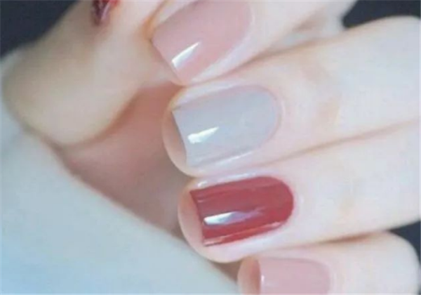 为什么指甲油会干，指甲油放热水里泡可以吗