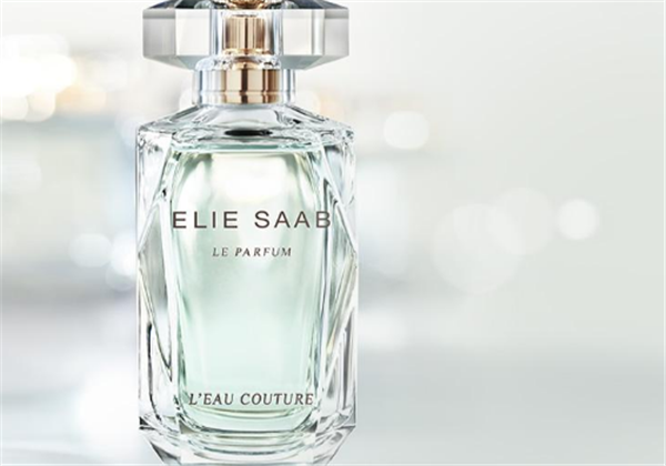 香水可以喷衣服上吗，​香水是喷在衣服上还是身体