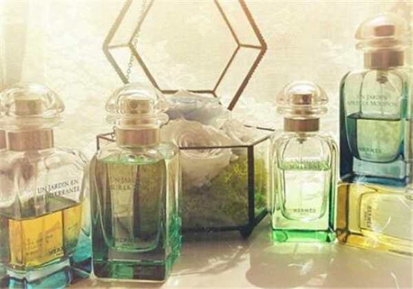 香水专柜价为什么贵很多，为什么网购香水比实体店便宜