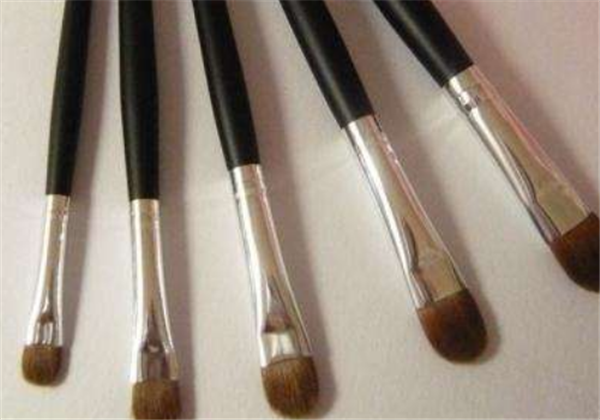 化妆刷有多少支，化妆刷和眼影刷一样吗