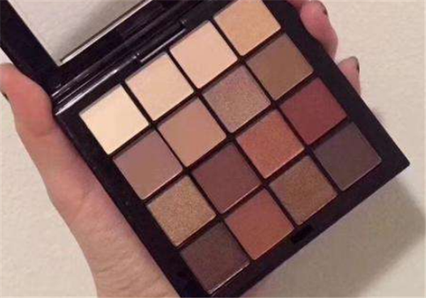 眼影亮粉掉脸上怎么办，​眼影亮粉有毒吗