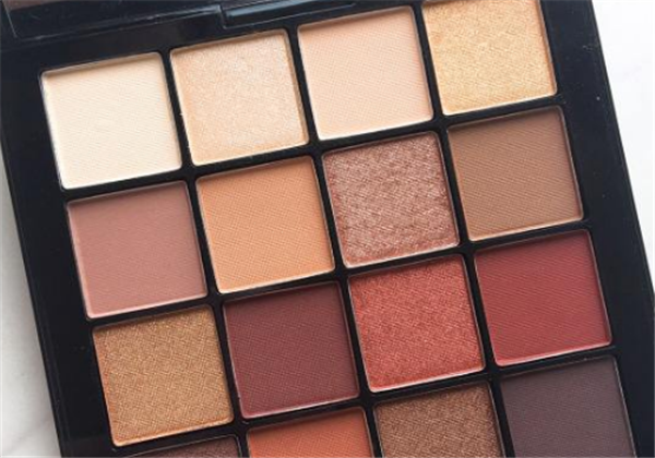 珠光眼影卸不干净后果，​珠光眼影适合日常吗