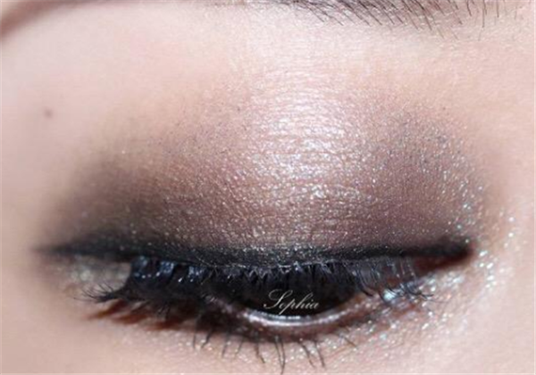 冷色系眼影有哪些颜色，​眼影贵的和便宜的区别