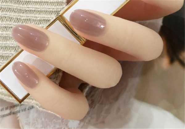 美甲可以自己抠下来吗，做指甲留一个保命的说法