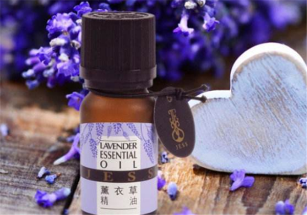 薰衣草精油可以直接涂在脸上吗，​薰衣草精油涂脸上怎么涂