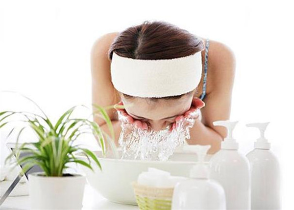 你确定你的洗脸方法正确吗那么为什么你的皮肤依然黯淡无光