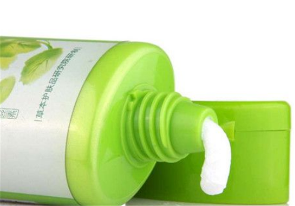 洁面膏怎么用​，洁面膏和洗面奶的区别