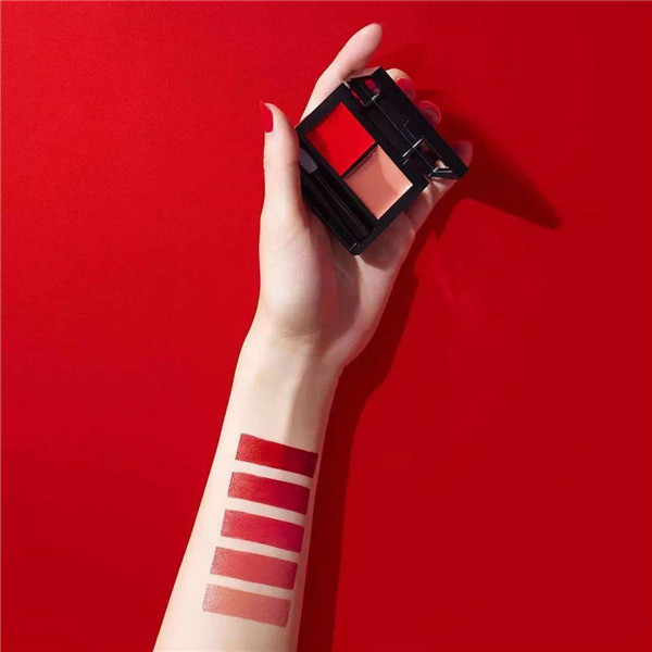 KATE今年的口红可以叠加出想要的唇色，真是太有趣了