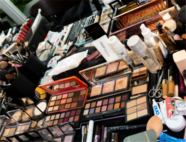 玛丽黛佳携手最潮咖位时髦精 打造首尔时装周超chic妆容