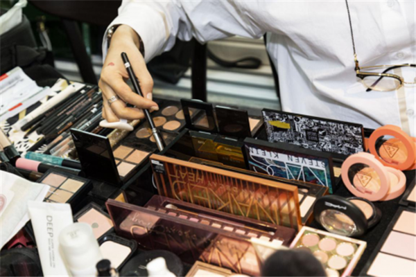 玛丽黛佳携手最潮咖位时髦精 打造首尔时装周超chic妆容