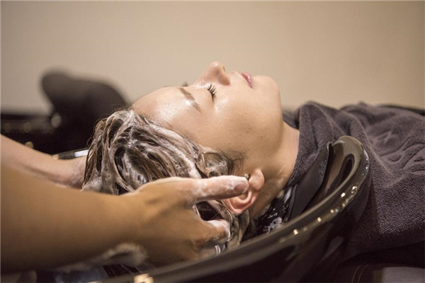 秋季头皮屑多，3种食物尽量少吃，2个小妙招或能减少头皮屑