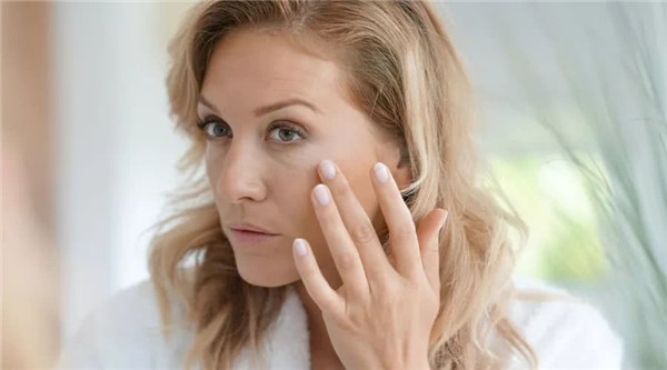 想要比同龄人老得慢，坚持这3个好习惯，皮肤会逐渐细腻有光泽