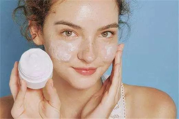 夜间是护肤的黄金期，做好2件小事，皮肤细腻光滑，显年轻