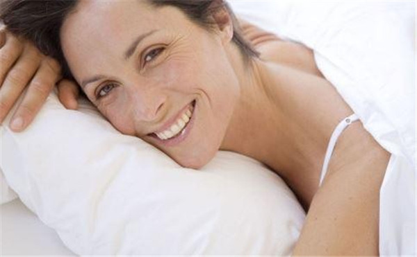 夜间是护肤的黄金期，做好2件小事，皮肤细腻光滑，显年轻