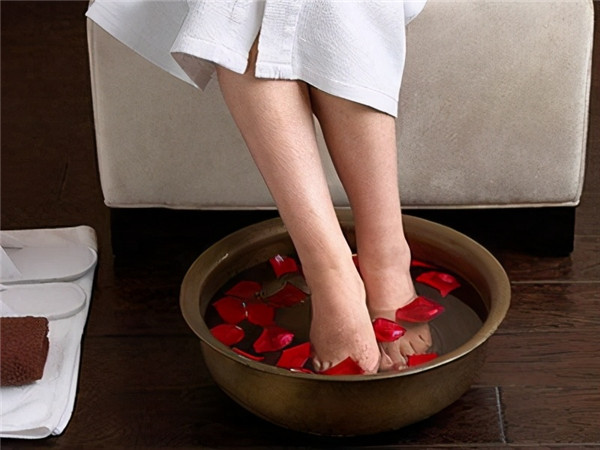 夜间是护肤的黄金期，做好2件小事，皮肤细腻光滑，显年轻