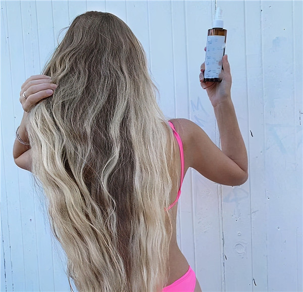 澳洲女子5年没剪头发，如今长到1米，洗后要3个小时才能干