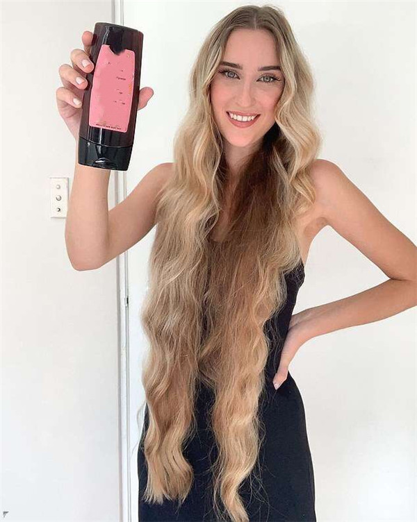 澳洲女子5年没剪头发，如今长到1米，洗后要3个小时才能干