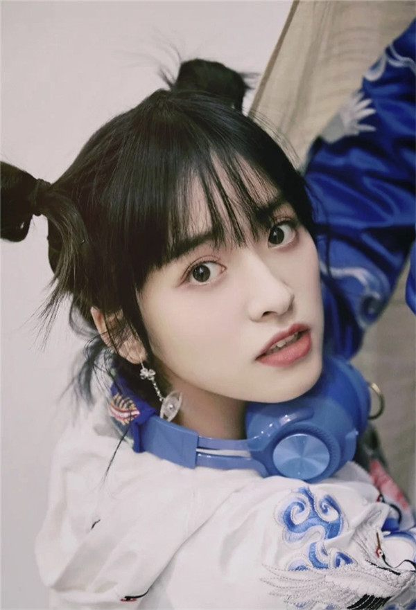 “手残”不会扎丸子头？教你3个小技巧，减龄还俏皮，解决小尴尬