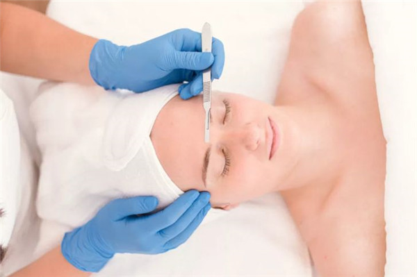 除了拍照磨皮还不够，欧美女生迷上了人工磨皮