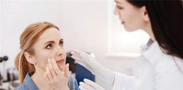 除了拍照磨皮还不够，欧美女生迷上了人工磨皮