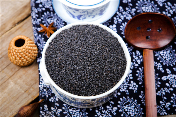 想让头发变黑、变好？日常做好这几件事，或能把头发养黑