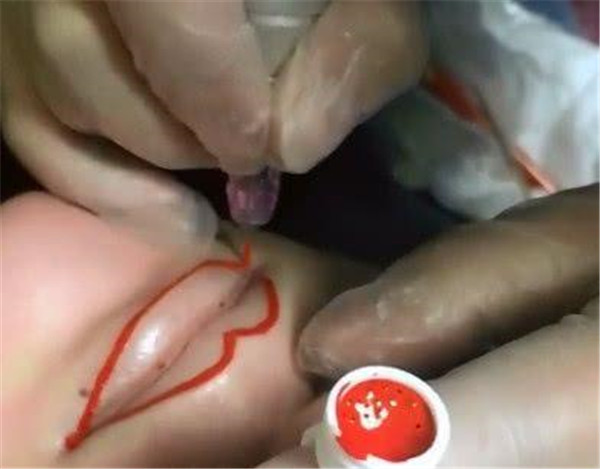 纹唇的多个“缺点”，美容师可不会说！看完还是决定，自己涂口红