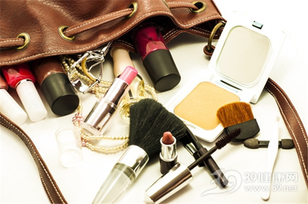 使用过期化妆品 小心得皮炎