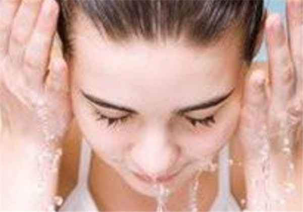 牙膏洗脸有什么好处，有什么危害