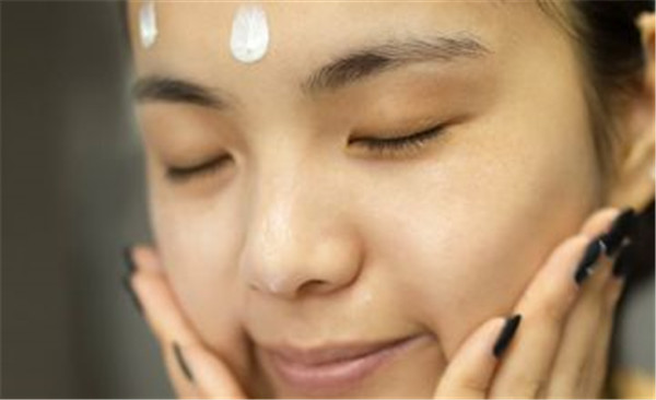 睡前怎么护肤可以美白，简单技巧助你远离暗黄干燥