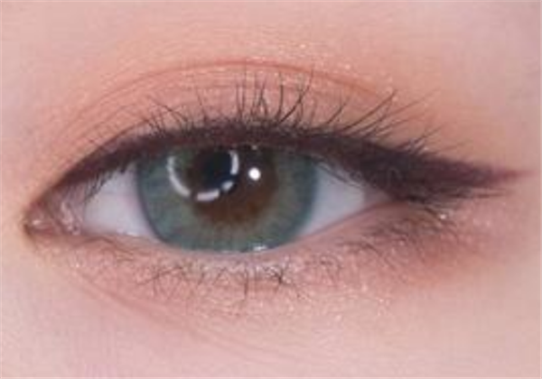 眼线画在哪里自然​，眼线是画在睫毛上面还是下面