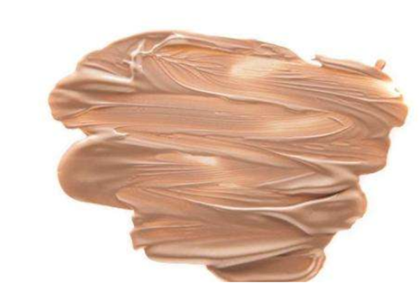 偏黑的人适合什么粉底，为什么用了粉底脸黑