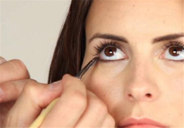 化妆显老的原因是什么，如何不显老