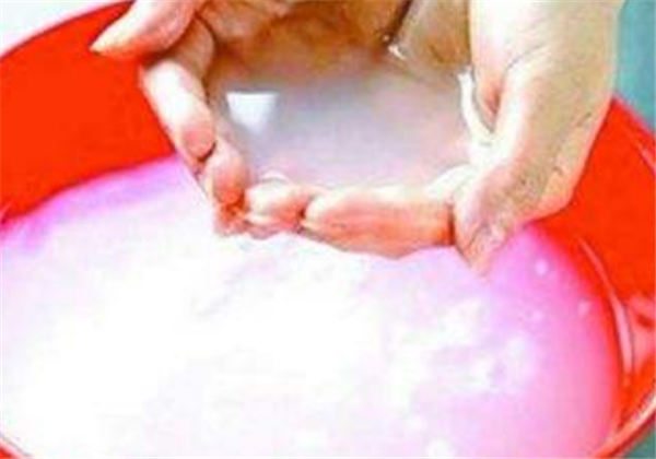 淘米水洗脸之前要用洗面奶吗，​淘米水洗脸可以祛斑吗