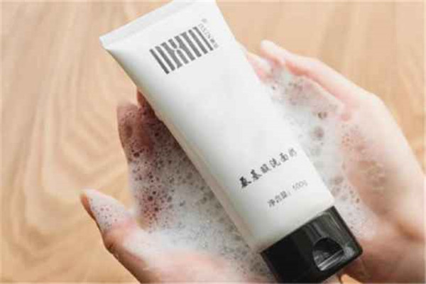 氨基酸洗面奶对油性皮肤有用吗，氨基酸洗面奶对皮肤有没有伤害