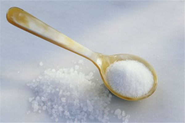 用盐水洗脸有什么效果，用盐水洗脸可以美白吗