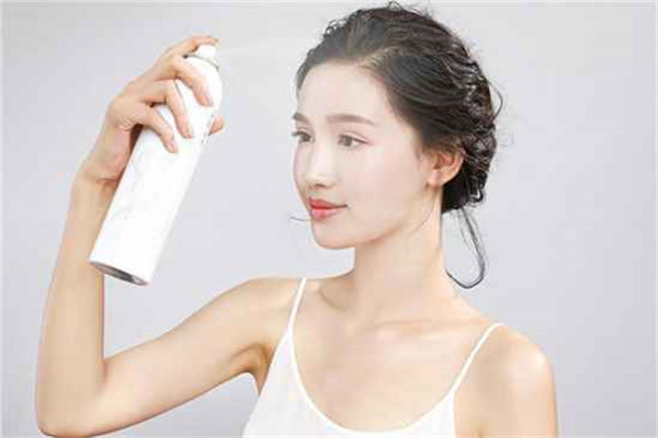 定妆喷雾用在哪个步骤，定妆喷雾和散粉哪个先用