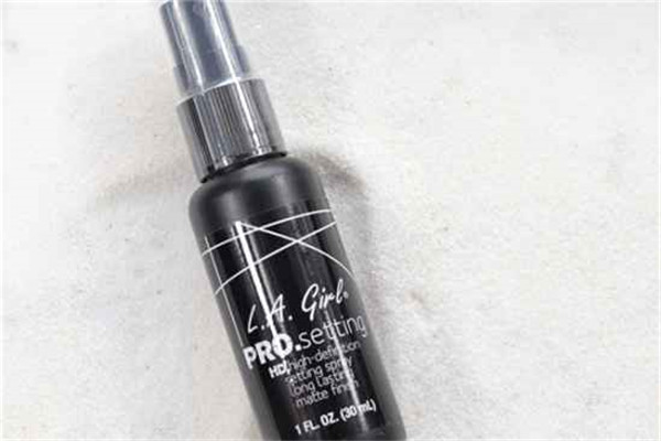 定妆喷雾会爆炸吗，定妆喷雾放在车里会不会爆炸