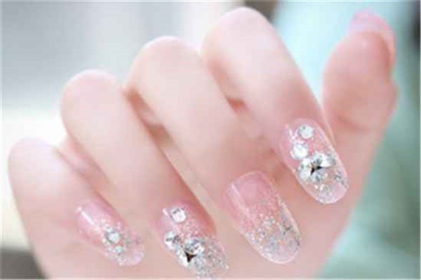 贴甲片指甲还会长吗，贴甲片要留指甲吗