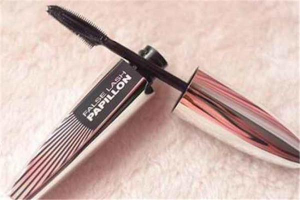 美宝莲的睫毛膏好用吗，美宝莲睫毛膏怎么卸妆