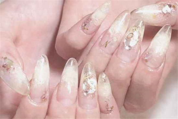 美甲延长胶好还是甲片好，美甲延长怎么做